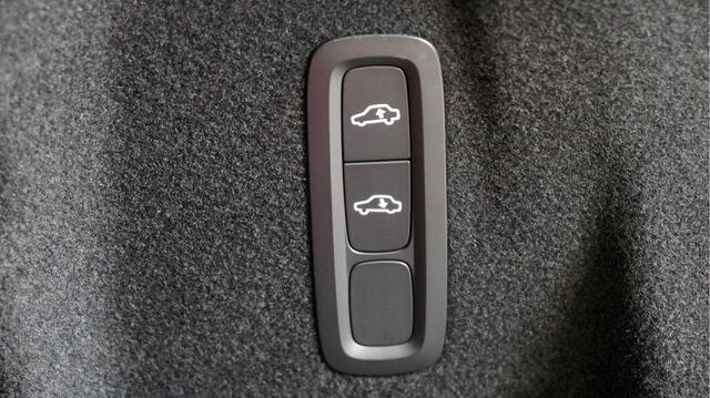 Volvo XC60 2.0 T6 AWD 293kW/399pk Aut8 Plug-in Hybrid Long Range R-Design LUCHTVERING + PANORAMADAK + HARMAN/KARDON + ADAPT.CRUISE + PILOT ASSIST + STOELVERARMING V&A + 360 CAMERA + LANE ASSIST + BLIS + GOOGLE NAVI + PD-GLASS + PARKSENSOREN V&A + 22" LM-VELGEN!!