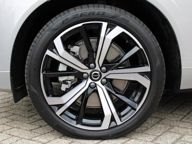 Volvo XC60 2.0 T6 Plug-in hybrid AWD Plus Dark Automaat / Panoramadak / 21" velgen / Trekhaak / Sportstoelen