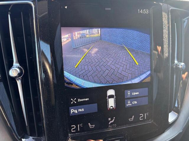 Volvo XC60 2.0 T5 AWD Momentum | Stoelverwarming | Adaptieve cruise control | BLIS dodehoekdetectie | Keyless entry/start | Parkeercamera | Parkeersensoren V+A | Alarm | DAB |