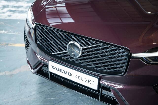 Volvo XC60 2.0 T6 Plug-in hybrid AWD Plus Dark | Nieuw model | Panoramadak | Head-up display | Longe range | Harman Kardon Premium Audio | 360° parkeercamera | Stoelverwarming | Parkeersensoren voor + achter | Google infotainment | Parkeerverwarming |