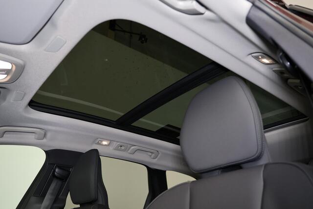 Volvo XC60 T8 Recharge AWD Ultra Dark - LONG RANGE - Panorama/schuifdak - IntelliSafe Assist & Surround - 360º Camera - Harman/Kardon audio - Adaptieve LED koplampen - Verwarmde voorstoelen, stuur & achterbank - Parkeersensoren voor & achter - Elektr. bedienb. voors