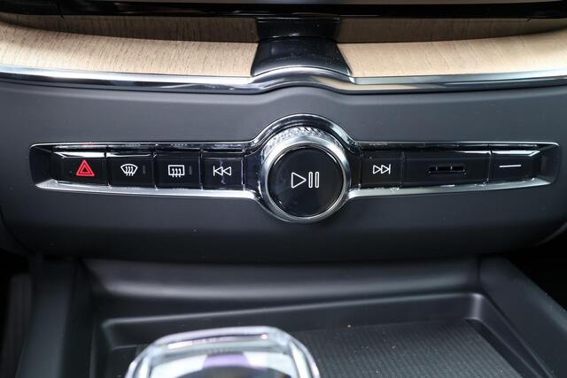 Volvo XC60 T8 Recharge AWD Ultra Dark - LONG RANGE - Panorama/schuifdak - IntelliSafe Assist & Surround - 360º Camera - Harman/Kardon audio - Adaptieve LED koplampen - Verwarmde voorstoelen, stuur & achterbank - Parkeersensoren voor & achter - Elektr. bedienb. voors