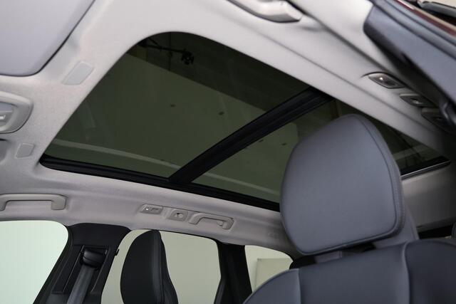 Volvo XC60 T8 Recharge AWD Ultra Dark - LONG RANGE - Panorama/schuifdak - IntelliSafe Assist & Surround - 360º Camera - Harman/Kardon audio - Adaptieve LED koplampen - Verwarmde voorstoelen, stuur & achterbank - Parkeersensoren voor & achter - Elektr. bedienb. voors