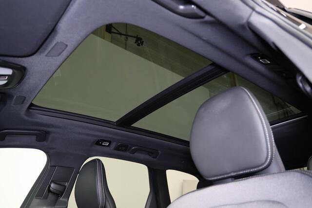 Volvo XC60 T6 Recharge AWD Plus Black Edition - LONG RANGE - Luchtvering - Panorama/schuifdak - IntelliSafe Assist & Surround - 360º Camera - Harman/Kardon audio - Adaptieve LED koplampen - Verwarmde voorstoelen, stuur & achterbank - Parkeersensoren voor & achter -