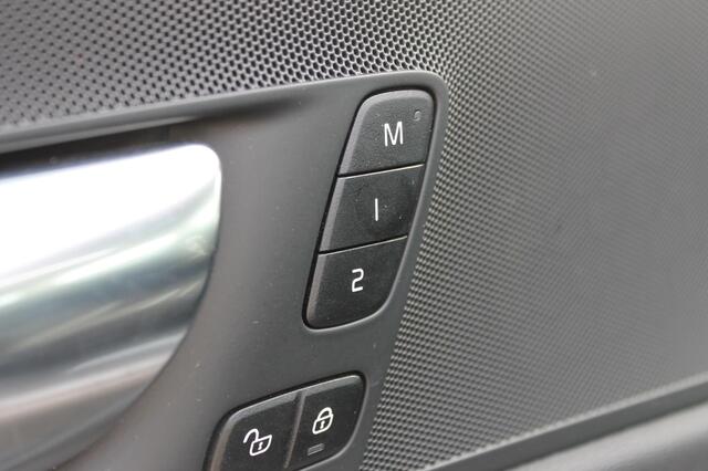 Volvo XC60 T6 350PK Automaat Plug-in hybrid AWD Plus Dark Apple Carplay / Adaptive cruise control / Panorama dak / Elektrisch bedienbare bestuurderstoel met geheugen / Keyless Entry / Elektrische achterklep