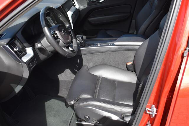 Volvo XC60 2.0 T5 Momentum ACC | DAB | 19 Inch LM | Volvo On Call | Trekhaak | Stoelverwarming | Getint glas