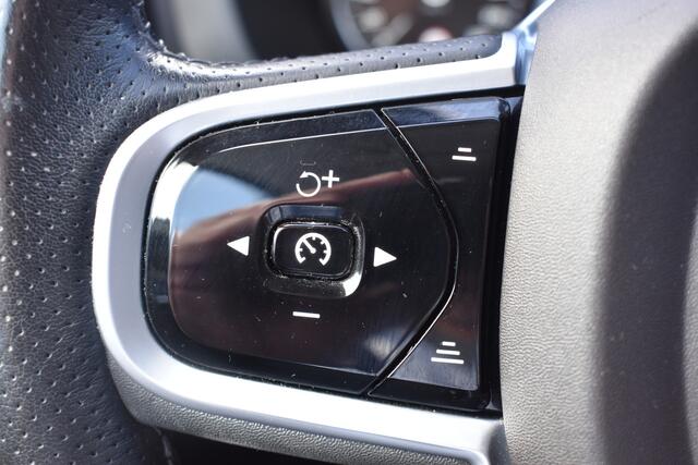 Volvo XC60 2.0 T5 Momentum ACC | DAB | 19 Inch LM | Volvo On Call | Trekhaak | Stoelverwarming | Getint glas