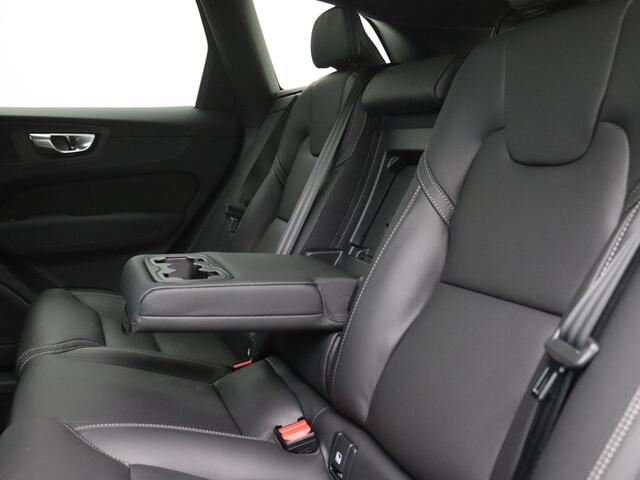 Volvo XC60 2.0 T6 Plug-in hybrid AWD Plus Black Edition Trekhaak inklapbaar, Panoramadak, 22" velgen, Getint Glas, Nappa Leder, 360 Camera, Elek. stoelen, Stoelverwarming, Keyless, Dodehoek Detectie, LED koplampen