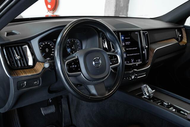Volvo XC60 B5 Automaat Business Pro | Trekhaak | 360° parkeercamera | Adaptive cruise control | BLIS | Stoelverwarming | Stuurwielverwarming | Navigatie | Maroon lederen bekleding | Comfortstoelen |