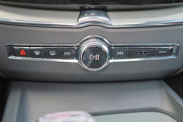 Volvo XC60 T6 Recharge AWD Ultra Black Edition - LONG RANGE - Panorama/schuifdak - IntelliSafe Assist & Surround - 360º Camera - Harman/Kardon audio - Adaptieve LED koplampen - Verwarmde voorstoelen & stuur - Parkeersensoren voor & achter - Elektr. bedienb. voorstoe