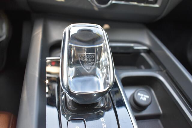 Volvo XC60 2.0 Recharge T6 AWD R-Design PANO, LEER, TREKH.