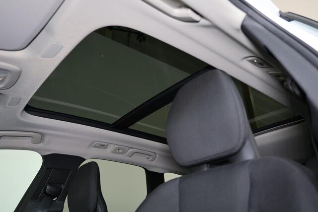 Volvo XC60 T6 Recharge AWD Core Bright - LONG RANGE - Panorama/schuifdak - IntelliSafe Assist - Harman/Kardon audio - Adaptieve LED koplampen - Parkeercamera achter - Verwarmde voorstoelen & stuur - Parkeersensoren voor & achter - Draadloze tel. lader - Extra getint