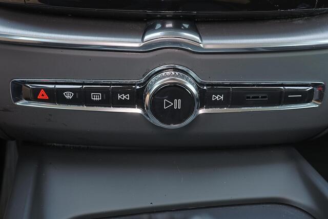 Volvo XC60 T5 Momentum - Verwarmbare voorstoelen - Elektrisch bedienbare achterklep - Parkeersensoren en camera achter - Cruise Control - Climate Control - Apple® CarPlay - Android Auto - Licht- & regensensor - 18' LMV - City Safety