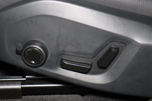 Volvo XC60 T8 Recharge AWD Ultimate Dark Volvo XC60 T8 Plug-in hybrid AWD Ultimate Dark - LONG RANGE - Panorama/schuifdak - IntelliSafe Assist & Surround - 360º Camera - Verwarmde voorstoelen, stuur & achterbank - Parkeersensoren voor & achter - Elektr. bedienb. voo