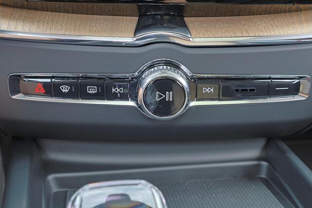 Volvo XC60 T8 Recharge AWD Ultra Dark - LONG RANGE - Panorama/schuifdak - IntelliSafe Assist & Surround - 360º Camera - Harman/Kardon audio - Adaptieve LED koplampen - Verwarmde voorstoelen, stuur & achterbank - Parkeersensoren voor & achter - Elektr. bedienb. voors