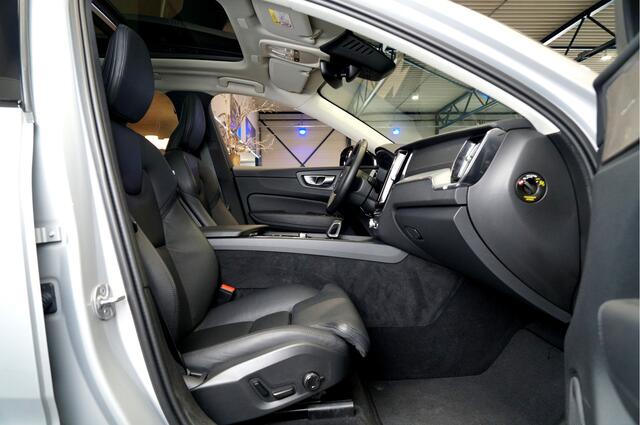 Volvo XC60 2.0 T6 AWD LONG RANGE 293kW/399pk Aut8 Plug-in hybrid Plus Dark PANORAMADAK + HARMAN/KARDON + ADAPT.CRUISE + PILOT ASSIST + CAMERA + STOELVERWARMING V&A + STUURVERWARMING + GOOGLE DASH&SERVICES + LANE ASSIST + PARKSENSOREN + 20" LM-VELGEN!!