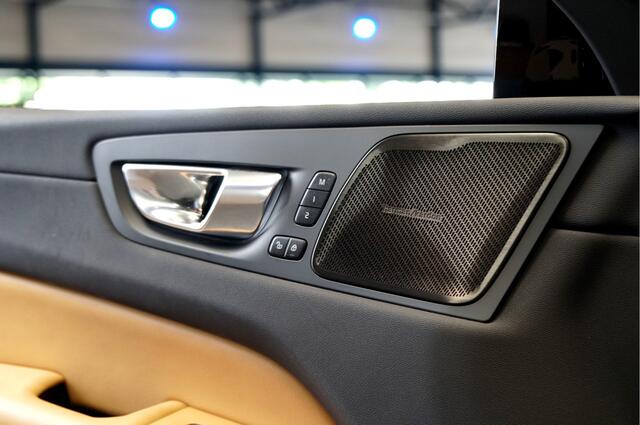 Volvo XC60 B4 146kW/198pk Aut8 MHEV Ultimate Bright PANORAMADAK + HARMAN/KARDON + STUURVERWARMING + BLIS + ADAPT.CRUISE + PILOT ASSIST + STOELVERWARMING&-VENTILATIE + LANE ASSIST + CAMERA + KEYLESS + HEAD-UP + PARKSENSOREN V&A + 20" LM-VELGEN!!