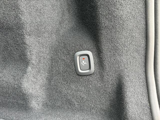 Volvo XC60 2.0 T6 Plug-in hybrid AWD Ultra Dark | Harman/Kardon Audio | Panoramadak | Trekhaak | Stoelverwarming |