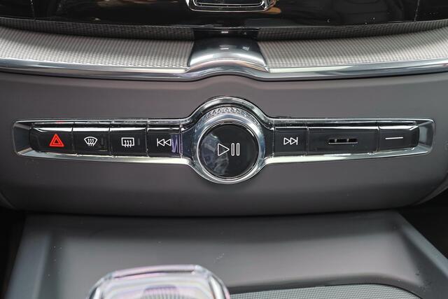 Volvo XC60 T8 Recharge AWD Ultra Black Edition - LONG RANGE - Luchtvering - Panorama/schuifdak - IntelliSafe Assist & Surround - 360º Camera - Adaptieve LED koplampen - Verwarmde voorstoelen & stuur - Parkeersensoren voor & achter - Elektr. bedienb. voorstoelen met