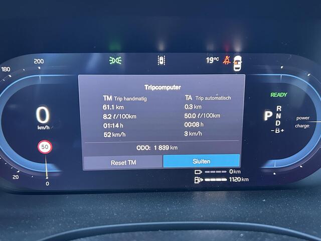 Volvo XC60 2.0 T6 Plug-in hybrid AWD Ultra Dark Luchtvering / Head-up display / 360 camera / panorama dak / trekhaak / 20 inch wielen / stoel- en stuurverwarming / Harman Kardon audio