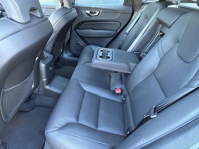 Volvo XC60 2.0 T6 Plug-in hybrid AWD Ultra Dark 360 Camera / Head-up display / Harman Kardon audio / trekhaak / Panorama dak / stoel- en stuurverwarming / leer