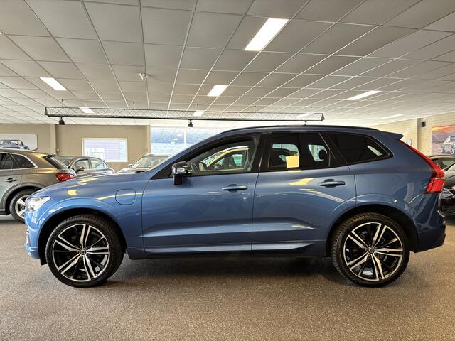 Volvo XC60 T8 Plug-In AWD R-Design / Panoramadak / Leer / Apple Carplay / Dab / HK / BLIS / Adapt cruise / Pilot ass / Stuur- en Stoelverw - Elek Trekhaak -