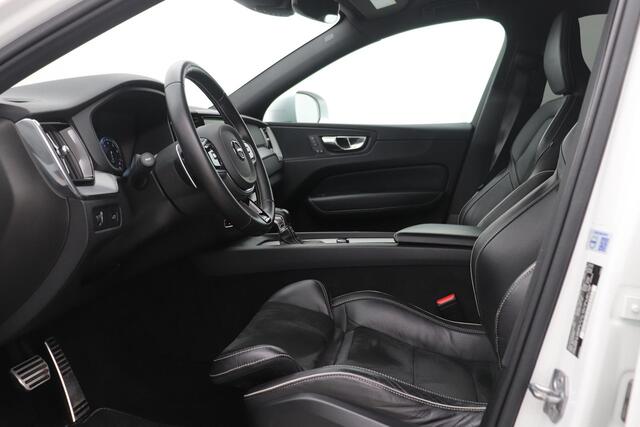 Volvo XC60 T5 R-Design | Panoramadak | Keyless | Camera | Getint Glas | Apple Carplay