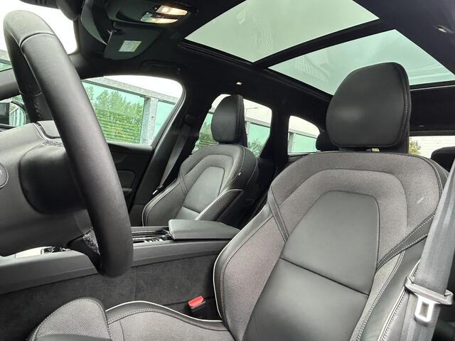 Volvo XC60 2.0 T6 Plug-in hybrid AWD Ultra Dark Hybrid, Automaat, Panoramadak, 21 inch wielen, Trekhaak semi elektrisch wegklapbaar, Extra getinte ramen, Harman Kardon audio, Stoelverwarming, Stuurverwarming