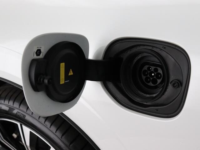 Volvo XC60 2.0 T8 Plug-in hybrid AWD Ultra Black Edition (Luchtvering / Pano / Stoelkoeling-verw. / H&K / 21'')
