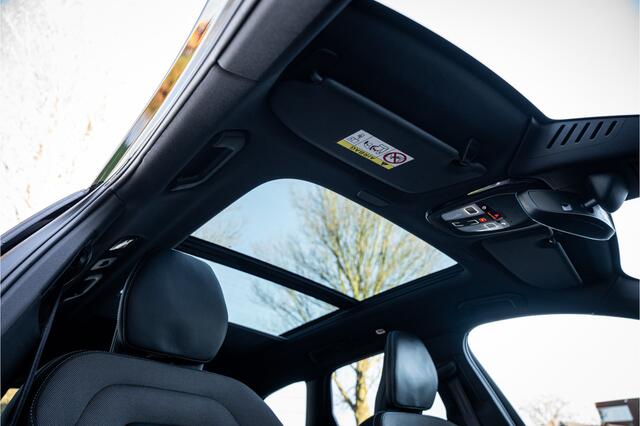 Volvo XC60 T6 Recharge AWD Plus Black Edition ** Panodak ** Trekhaak ** H&K