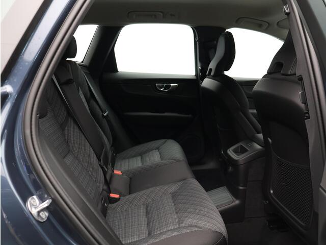 Volvo XC60 2.0 T6 Plug-in hybrid AWD Essential / Adaptive Cruise / Stoel+Stuurverwarming / 19" Wielen / All-Seasonbanden / BLIS / Pilot Assist / Parkeersensoren Voor+Achter /