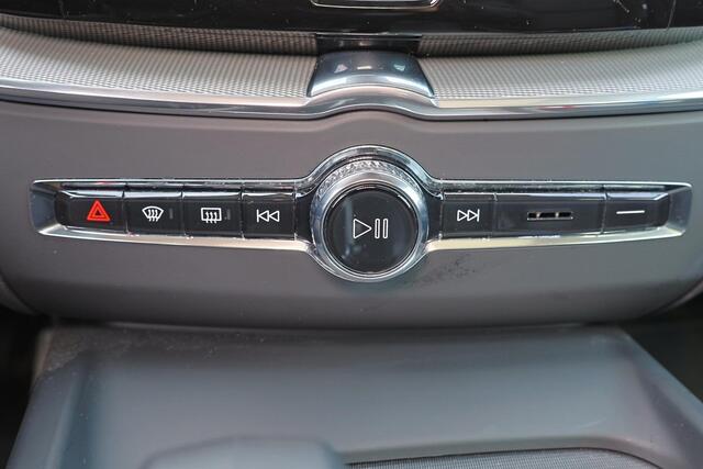 Volvo XC60 T6 Recharge AWD Plus Dark - Panorama/schuifdak - IntelliSafe Assist & Surround - 360º Camera - Verwarmde voorstoelen, stuur & achterbank - Parkeersensoren voor & achter - Elektr. bedienb. voorstoelen met geheugen - Draadloze tel. lader - Elektr. inklapbar