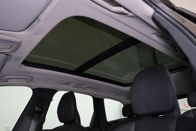 Volvo XC60 T6 Recharge AWD Ultra Dark - Panorama/schuifdak - IntelliSafe Assist & Surround - 360º Camera - Harman/Kardon audio - Adaptieve LED koplampen - Verwarmde voorstoelen, stuur & achterbank - Parkeersensoren voor & achter - Elektr. bedienb. voorstoelen met ge