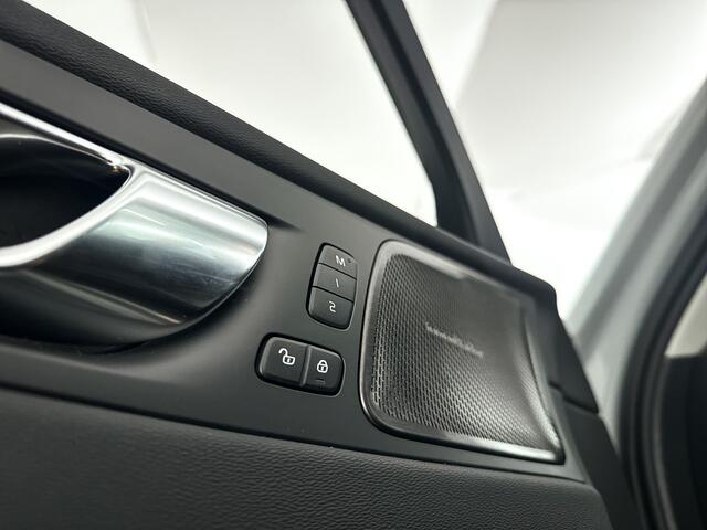 Volvo XC60 T6 Plug-in hybrid AWD Ultra Dark | Panoramadak | Luchtvering | 360º camera | Head-up Display | Stoel- en Stuurverwarming | Harman Kardon | Trekhaak