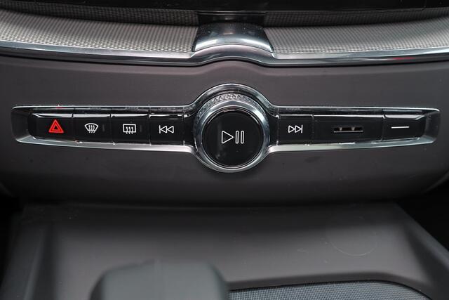 Volvo XC60 T6 Recharge AWD Plus Dark - Panorama/schuifdak - IntelliSafe Assist & Surround - 360º Camera - Verwarmde voorstoelen, stuur & achterbank - Parkeersensoren voor & achter - Elektr. bedienb. voorstoelen met geheugen - Draadloze tel. lader - Elektr. inklapbar