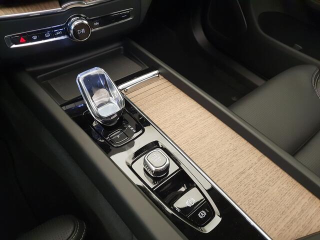 Volvo XC60 2.0 T6 Plug-in hybrid AWD Ultra Dark ¤78.942,- nieuw, Wegklapbare trekhaak, Panoramadak, Harman/Kardon