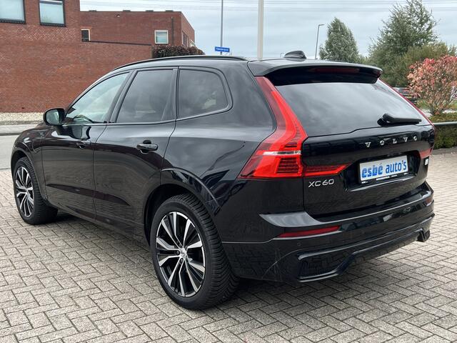 Volvo XC60 2.0 T6 350 PK AWD Ultimate Dark Trekhaak Panoramadak Navi Camera Caplay Pilot Assist Harman Kardon Elek Stoelen Stoel + Stuur Verwarming Head- Up Getint Glas Plug-in hybrid Long Range R-Design