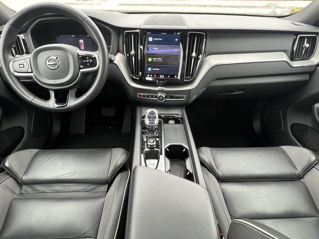 Volvo XC60 2.0 T6 350 PK AWD Ultimate Dark Trekhaak Panoramadak Navi Camera Caplay Pilot Assist Harman Kardon Elek Stoelen Stoel + Stuur Verwarming Head- Up Getint Glas Plug-in hybrid Long Range R-Design