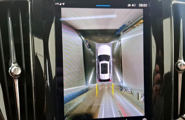 Volvo XC60 2.0 T8 AWD Recharge LONG RANGE 335kW/455pk Aut8 Ultimate Dark LUCHTVERING + HARMAN/KARDON + PANORAMADAK + EL.TREKHAAK + STOELMASSAGE + STOELVERWARMING&-VENTILATIE + 360 CAMERA + KEYLESS + PARKSENSOREN + 21" LM-VELGEN!!