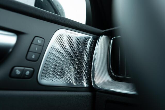 Volvo XC60 T8 Plug-in hybrid AWD Ultra Black Edition - Facelift - | Op voorraad | Luchtvering | Bowers & Wilkins | Massage/ventilatie stoelen | Gelamineerde zijruiten | 22" LM