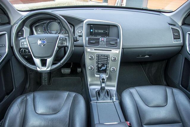 Volvo XC60 2.4 D4 R-DESIGN / TREKHAAK / PANO