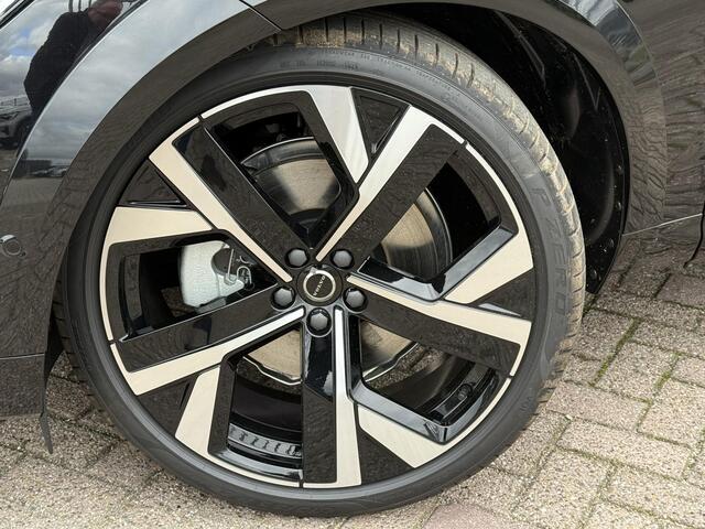 Volvo XC60 2.0 T6 Plug-in hybrid AWD Ultra Black Edition | Nieuw | Facelift! | Trekhaak | Luchtvering | 22'' Wielen | Gelaagd Glas | 360º Camera | VOL