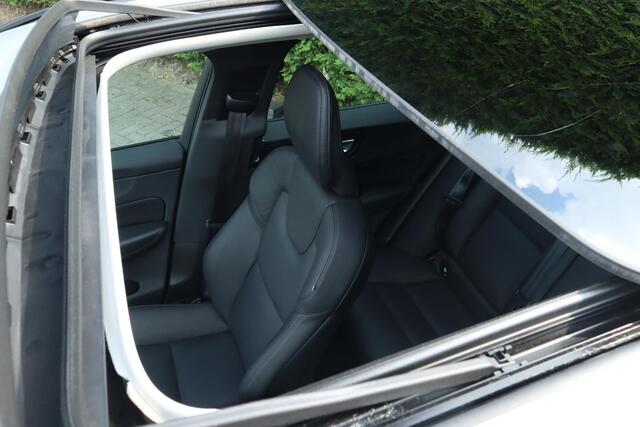 Volvo XC60 2.0 T6 Plug-in hybrid AWD Plus Dark | Trekhaak | Panoramadak |