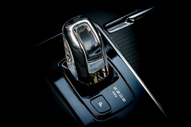 Volvo XC60 T8 Twin Engine AWD Momentum | Panoramadak | Luchtvering | Leder | Adapt. Cruise | Getint glas