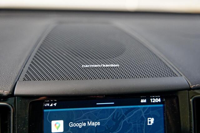 Volvo XC60 2.0 T8 Plug-in hybrid AWD Ultimate Black Edition Luchtvering, Trekhaak, 21", Panoramadak