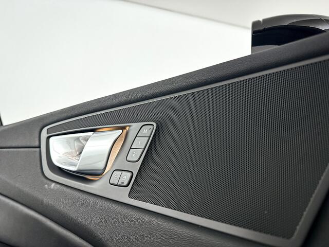 Volvo XC60 T6 Plug-in hybrid AWD Plus Dark | Panoramadak | 360° camera | Stoel- en Stuurverwarming | Trekhaak