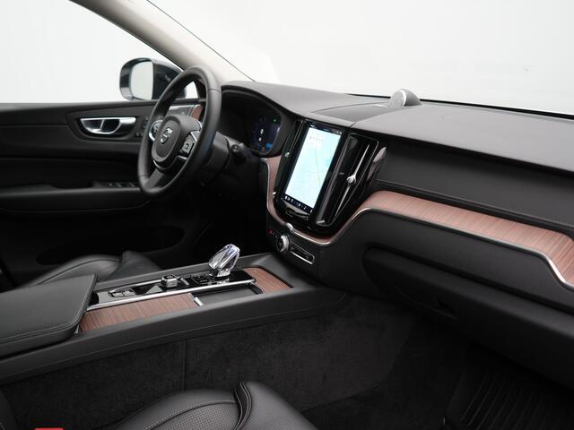 Volvo XC60 T8 AWD Ultimate Dark Long Range Plug In Hybrid 456pk Dealer O.H PHEV | Luchtvering | Panodak | Head Up | Adaptive Cruise | Lederen Sportstoelen Ventilatie & Massage & Memory | 360 Camera | Bowers & Wilkins | Google Assistent | Blis | Keyless |
