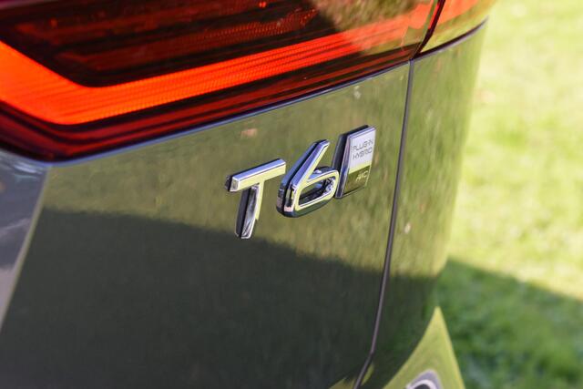 Volvo XC60 T6 350PK Plug-in hybrid AWD Ultra Dark Nieuw | Luchtvering | 21"LMV | 360 camera | Panodak | HUD | H&K