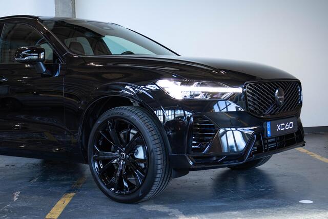 Volvo XC60 2.0 T6 Plug-in hybrid AWD Plus Black Edition | Verwacht Dec. 2025 | Luchtvering | Head-Up Display | 360º Camera | Schuif/Kantel-Panoramadak | Google Infotainment | 21" Lichtmetalen Wielen |