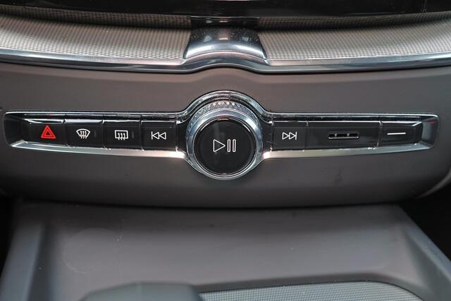 Volvo XC60 T6 Recharge AWD Plus Dark - Panorama/schuifdak - IntelliSafe Assist & Surround - 360º Camera - Harman/Kardon audio - Adaptieve LED koplampen - Verwarmde voorstoelen, stuur & achterbank - Parkeersensoren voor & achter - Elektr. bedienb. voorstoelen met geh